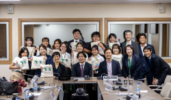 EDIT Takaaki (au milieu devant) avec les étudiants (1).jpg
