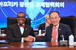 AfDB President Akinwumi Adesina (left) and Korea's Deputy Prime Minister Kyungho Choo.JPG