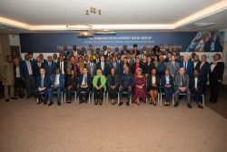 Photo de familles des dirigeants de la Banque et des participants.jpg